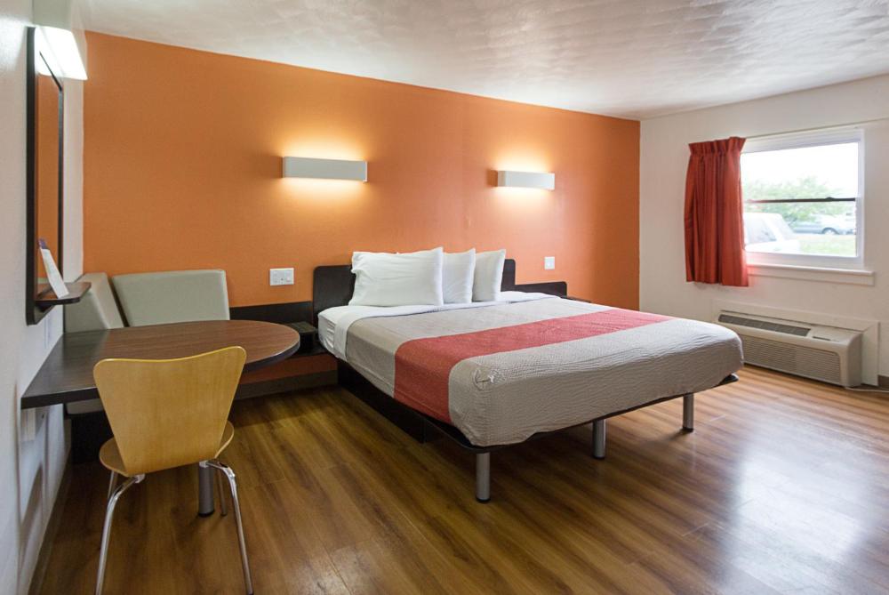 Deluxe King Room - Non-Smoking interior